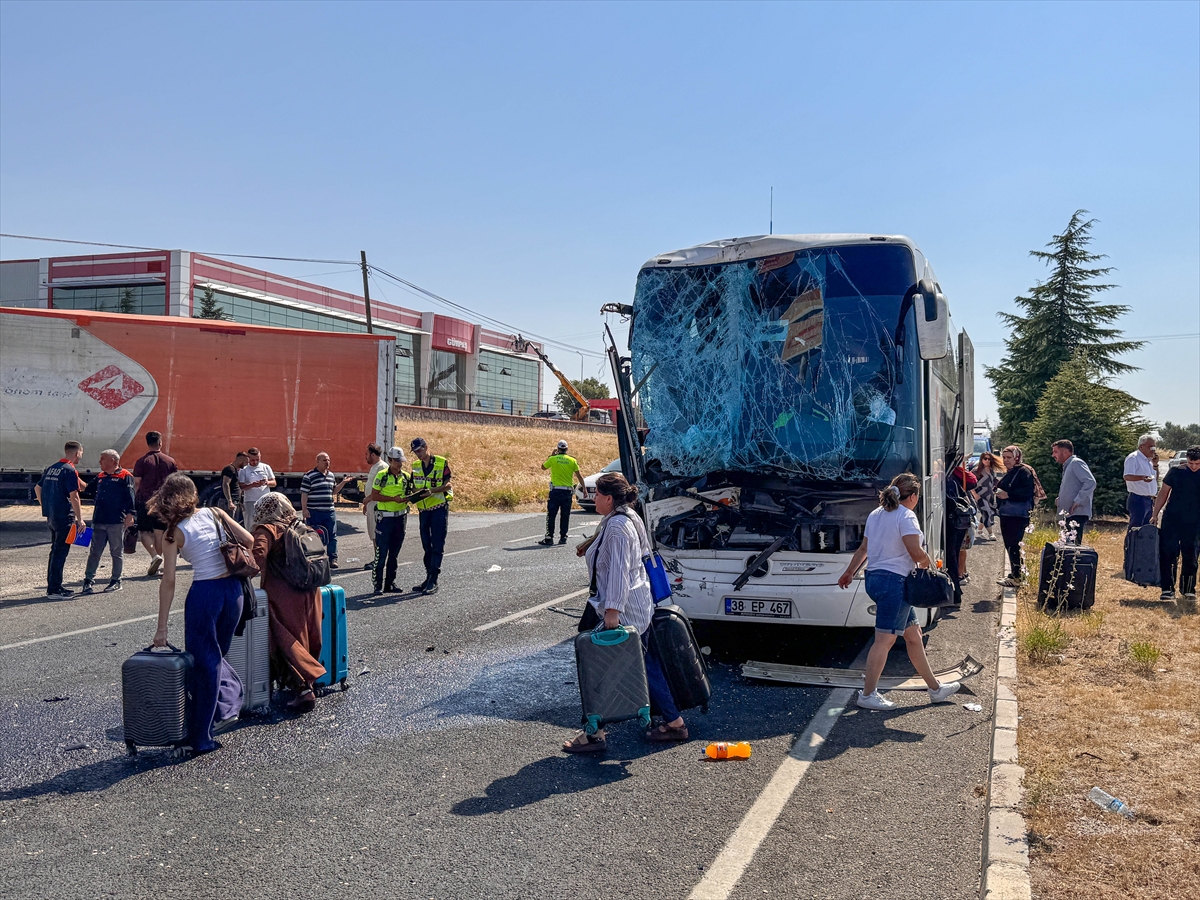 Uşak'ta kamyona çarpan yolcu otobüsünün muavini hastanede öldü