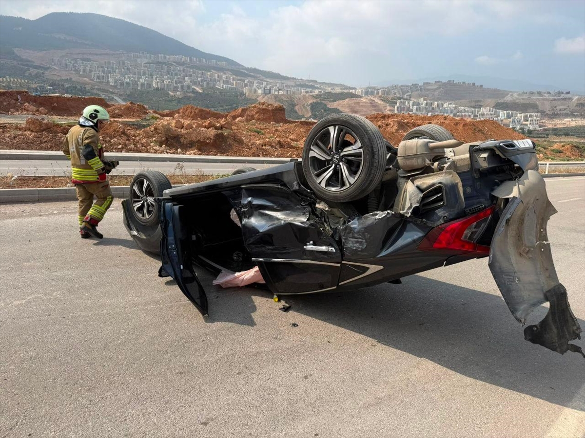 Hatay'da panelvanla çarpışan otomobildeki 4 kişi yaralandı