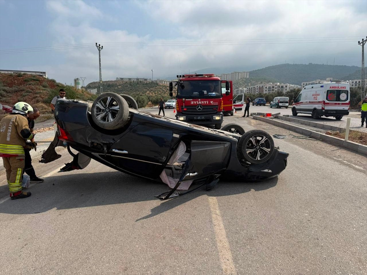 Hatay'da panelvanla çarpışan otomobildeki 4 kişi yaralandı
