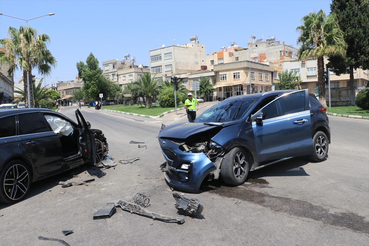 Kilis'te Trafik Kazası: İki Otomobil Çarpıştı, 4 Yaralı