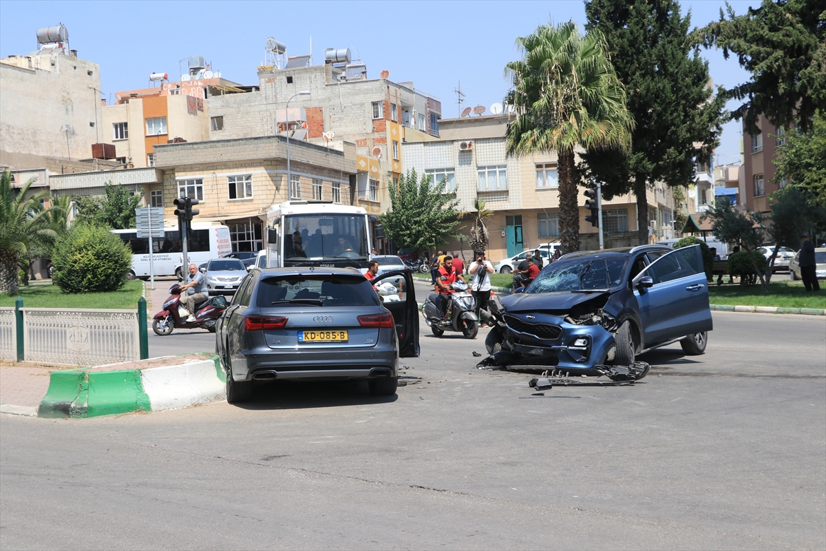 Kilis'te Trafik Kazası: İki Otomobil Çarpıştı, 4 Yaralı