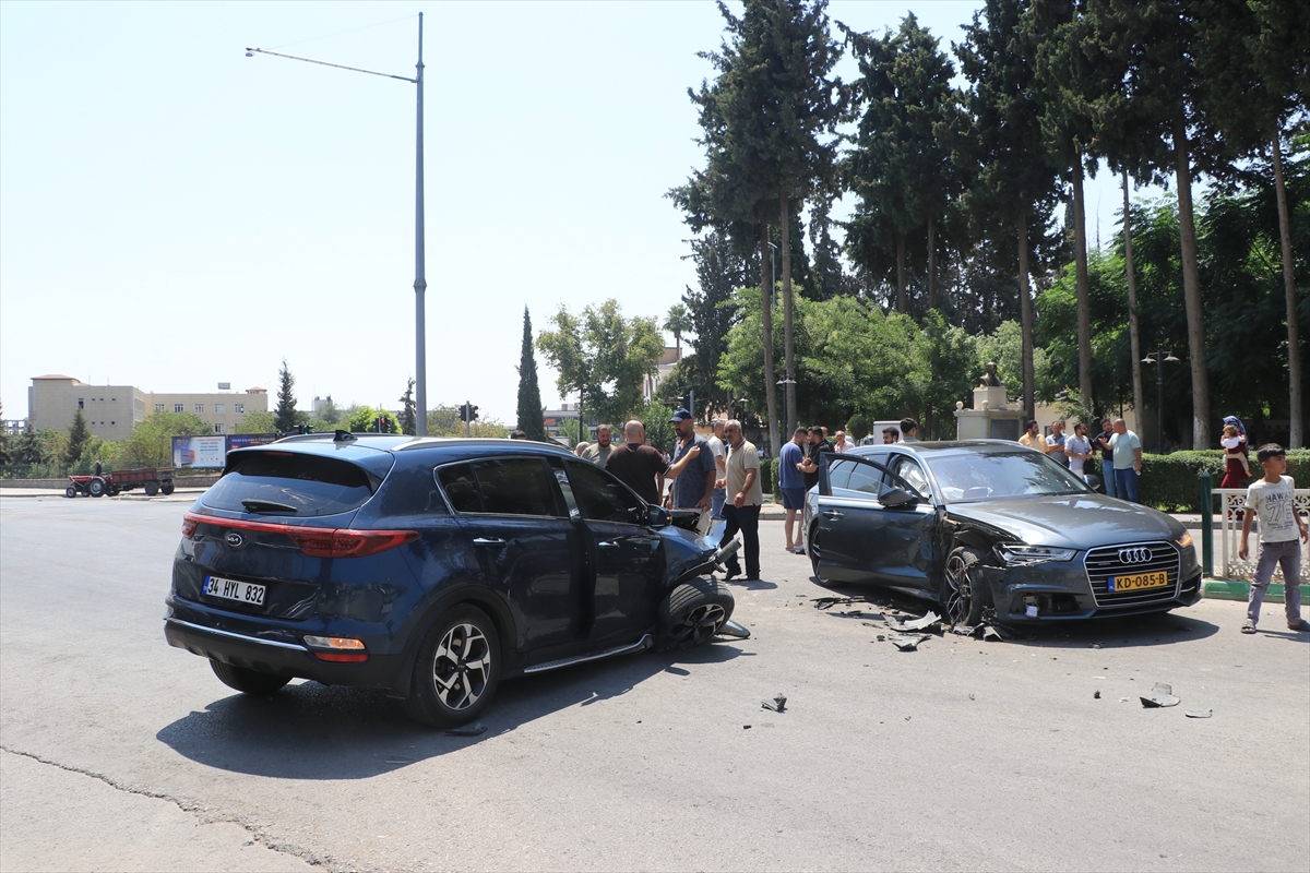 Kilis'te Trafik Kazası: İki Otomobil Çarpıştı, 4 Yaralı