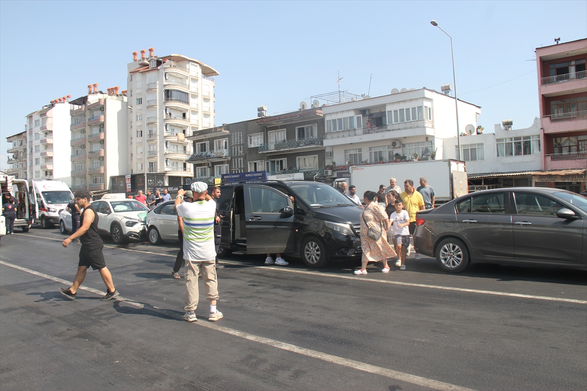 Antalya'da 5 aracın karıştığı zincirleme kazada 6 kişi yaralandı