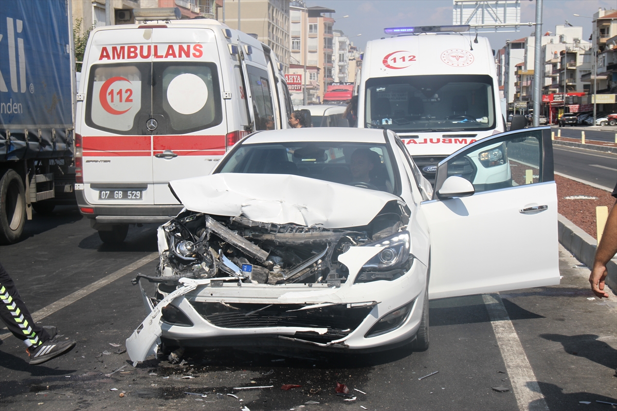Antalya'da 5 aracın karıştığı zincirleme kazada 6 kişi yaralandı