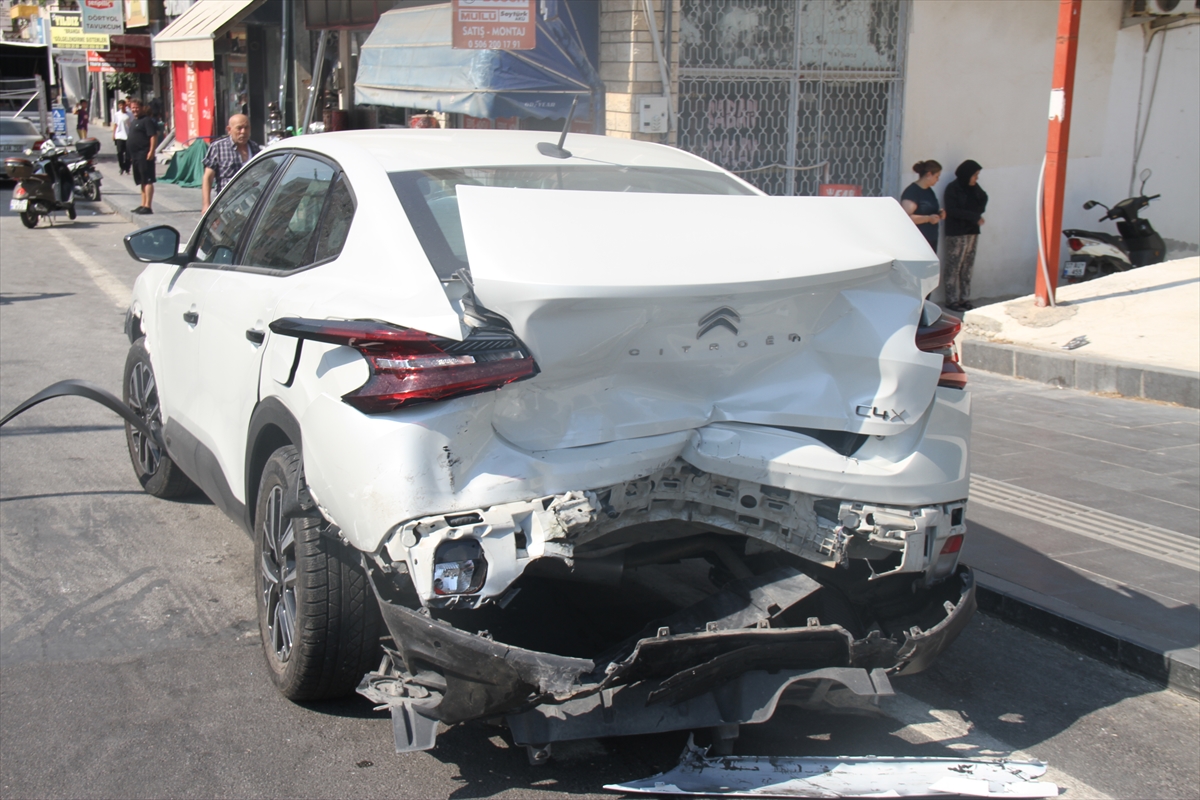 Antalya'da 5 aracın karıştığı zincirleme kazada 6 kişi yaralandı