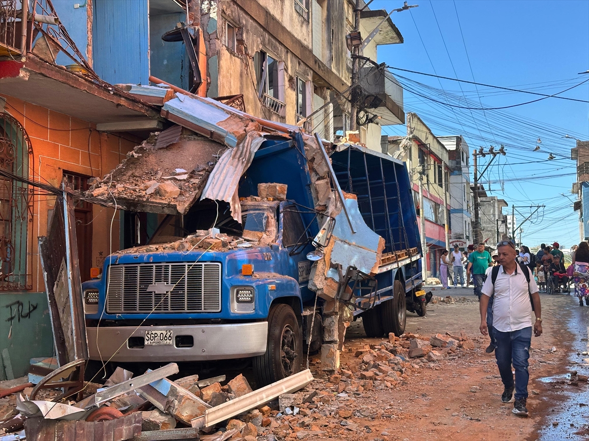 GÜNCELLEME 5 - Kolombiya'daki 7,4 büyüklüğündeki depremde 111 kişi hayatını kaybetti