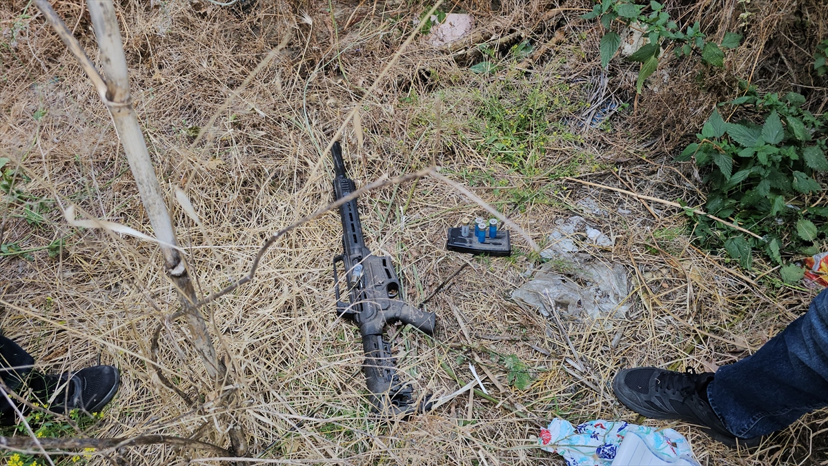 Çorum'da tüfekle polisten kaçan 2 şüpheli kovalamacayla yakalandı