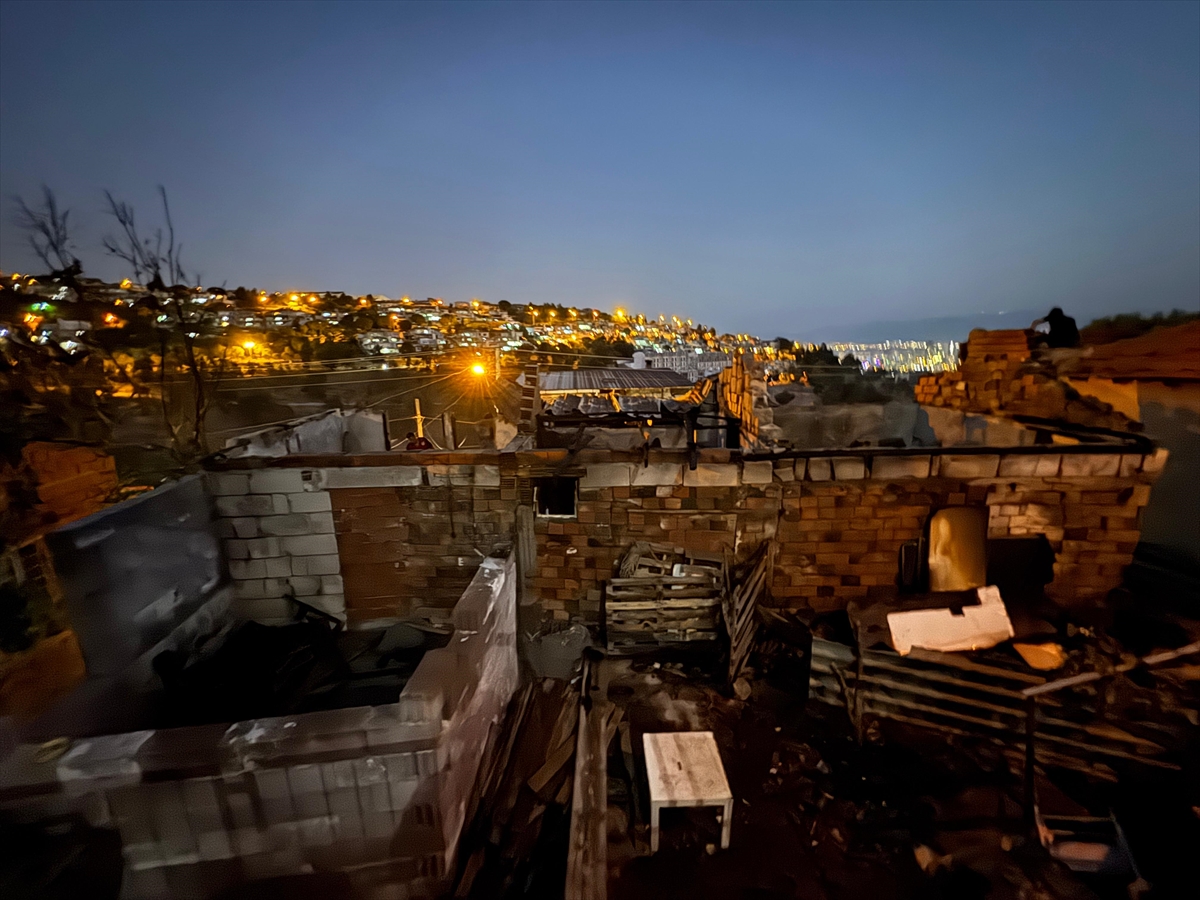 İzmir'deki ev yangınında ölen anneanne ve torunu defnedildi