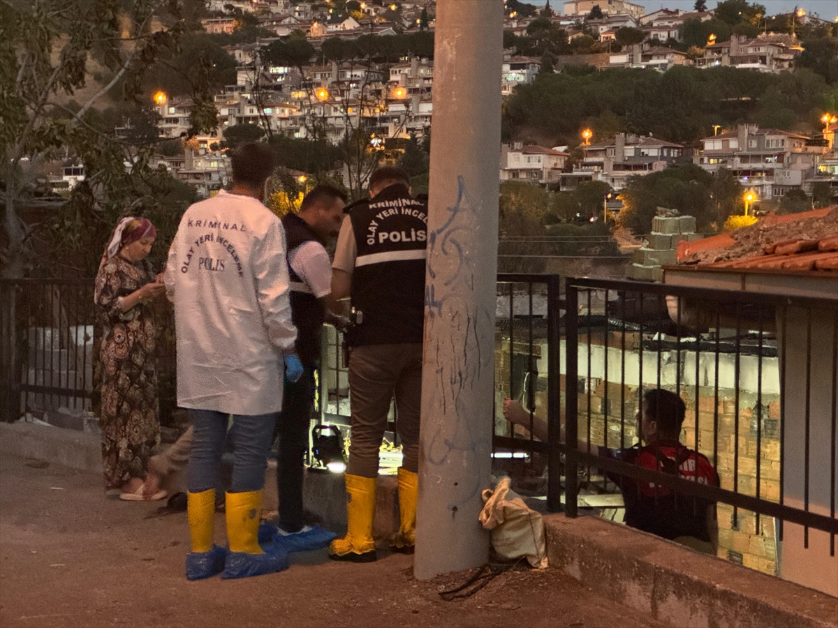 İzmir'deki ev yangınında ölen anneanne ve torunu defnedildi