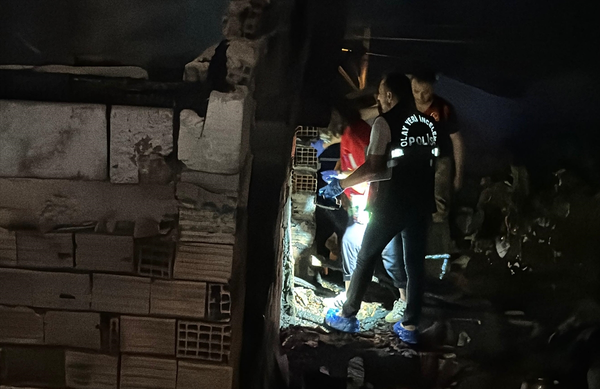 İzmir'deki ev yangınında ölen anneanne ve torunu defnedildi