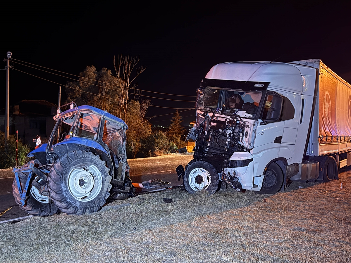 Uşak'ta tırla çarpışan traktörün sürücüsü öldü