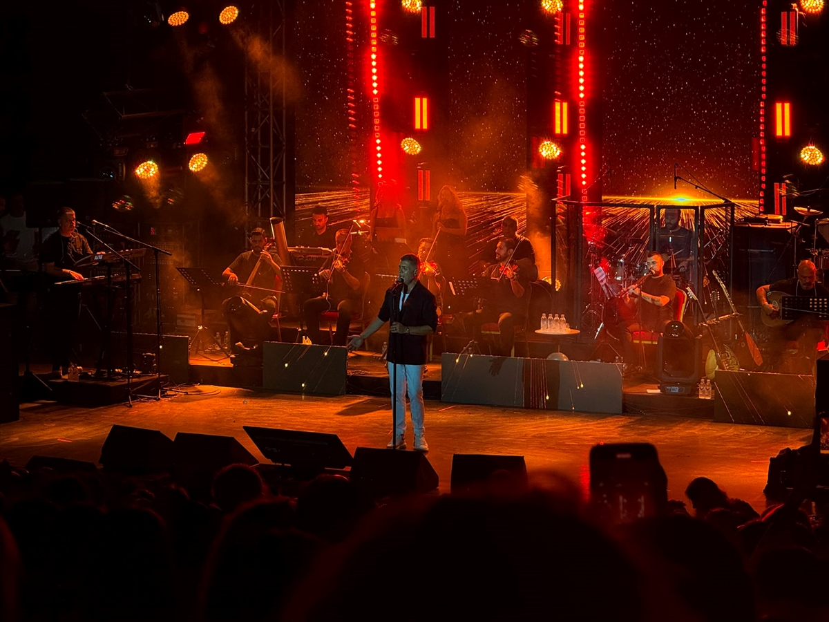 Özcan Deniz: Bursa Festivali'nde sahne aldı, coşku yaşattı