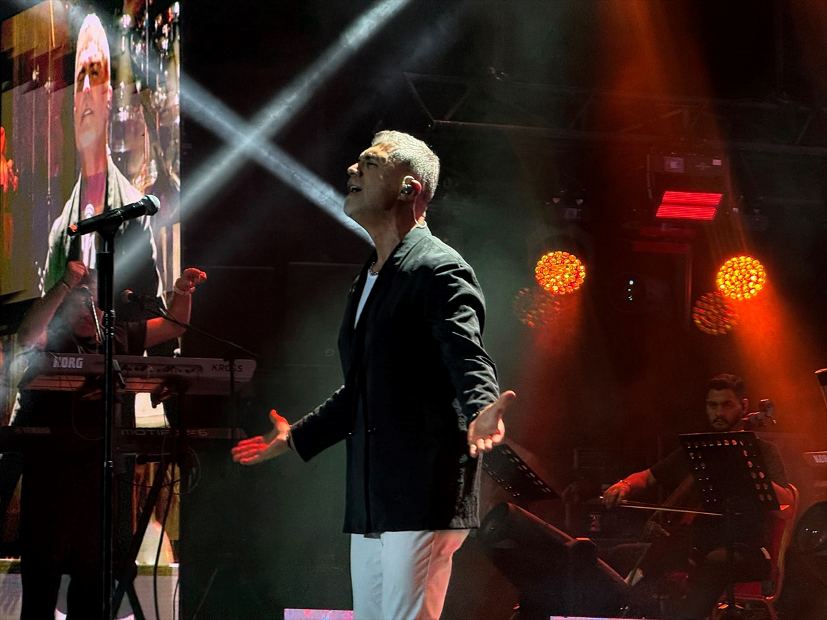 Özcan Deniz: Bursa Festivali'nde sahne aldı, coşku yaşattı