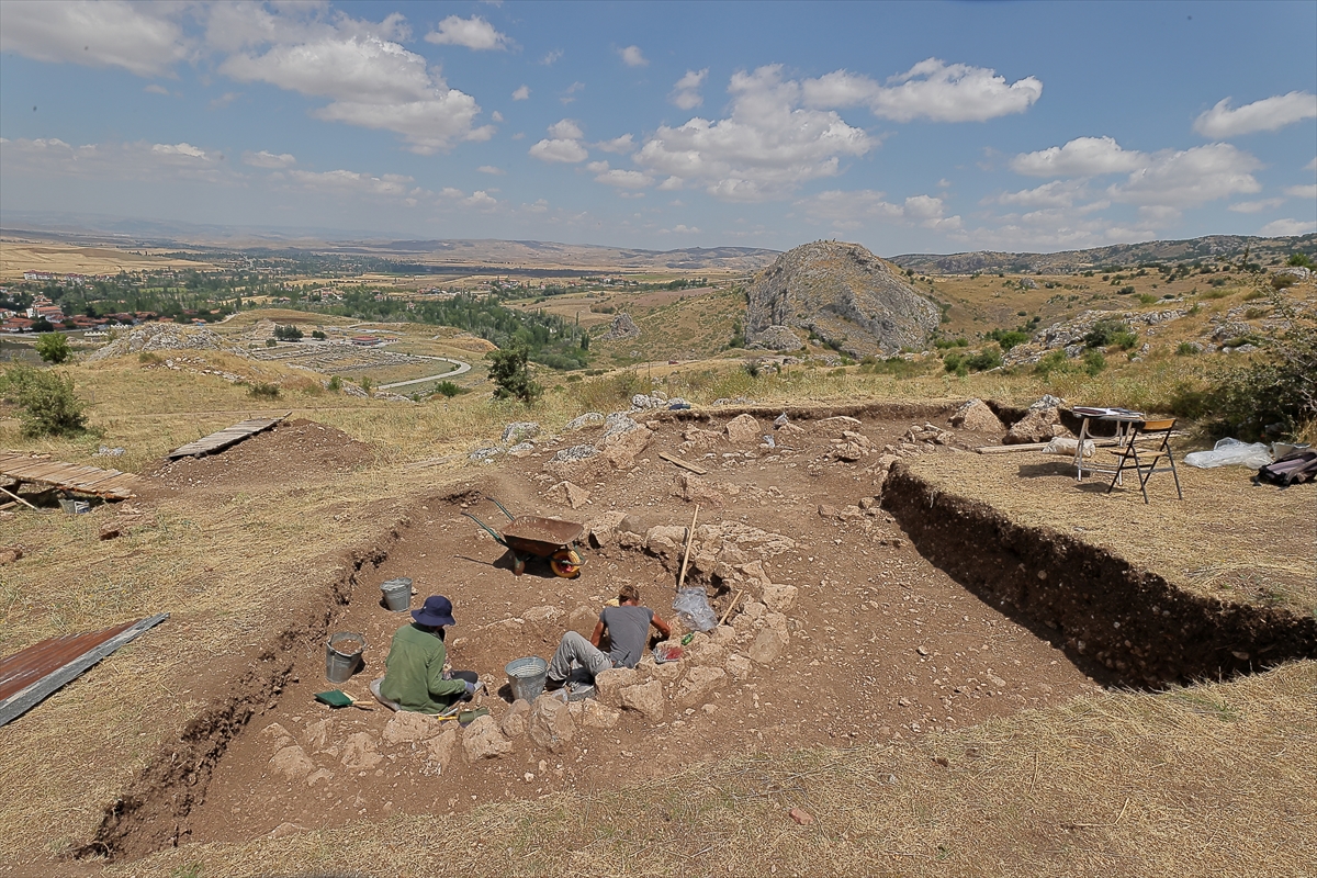 Hattuşa'da 2 bin 300 yıllık yeni mezarlar bulundu