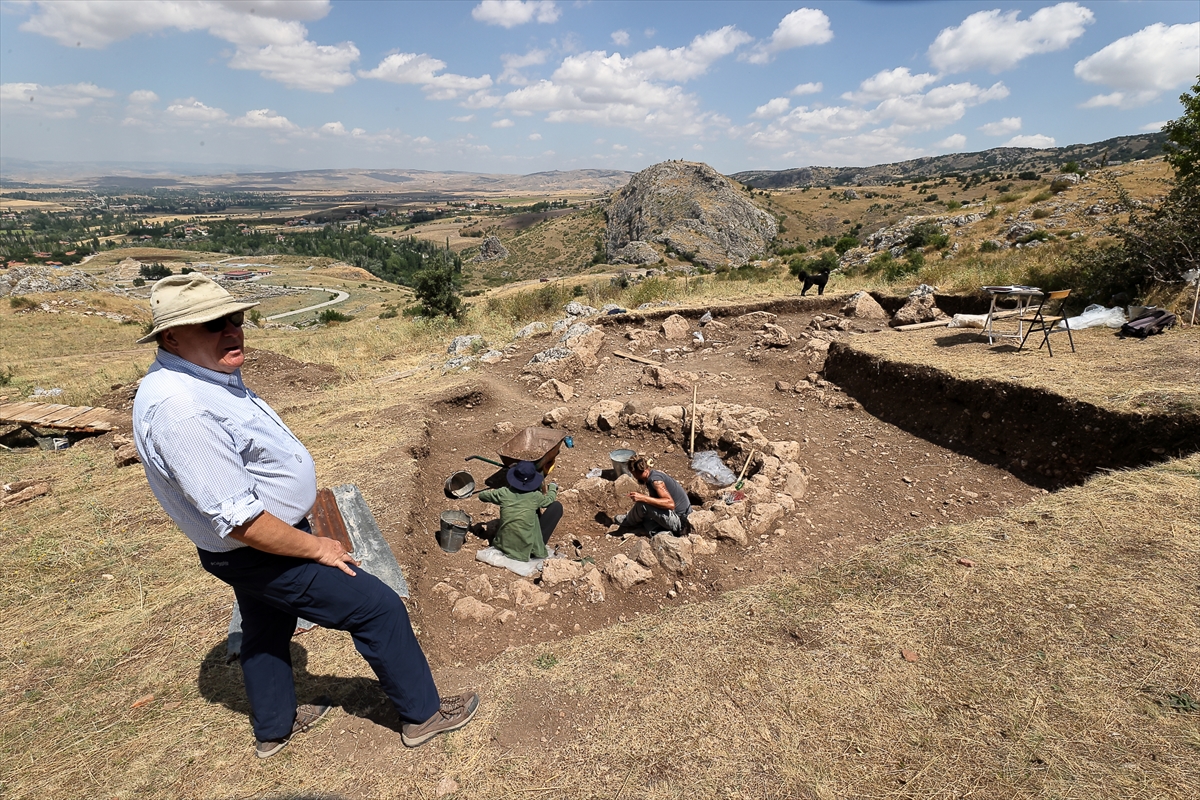 Hattuşa'da 2 bin 300 yıllık yeni mezarlar bulundu
