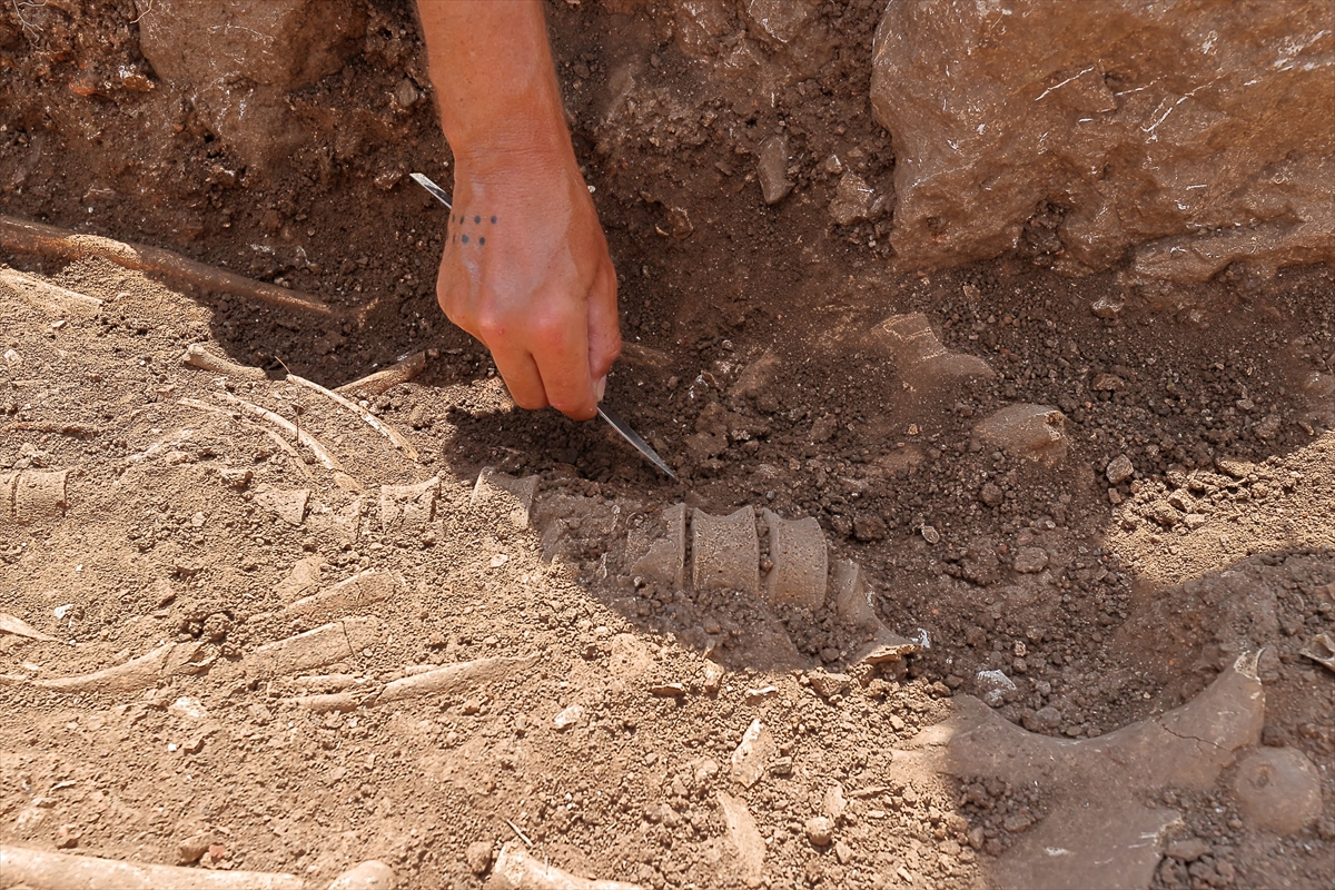 Hattuşa'da 2 bin 300 yıllık yeni mezarlar bulundu