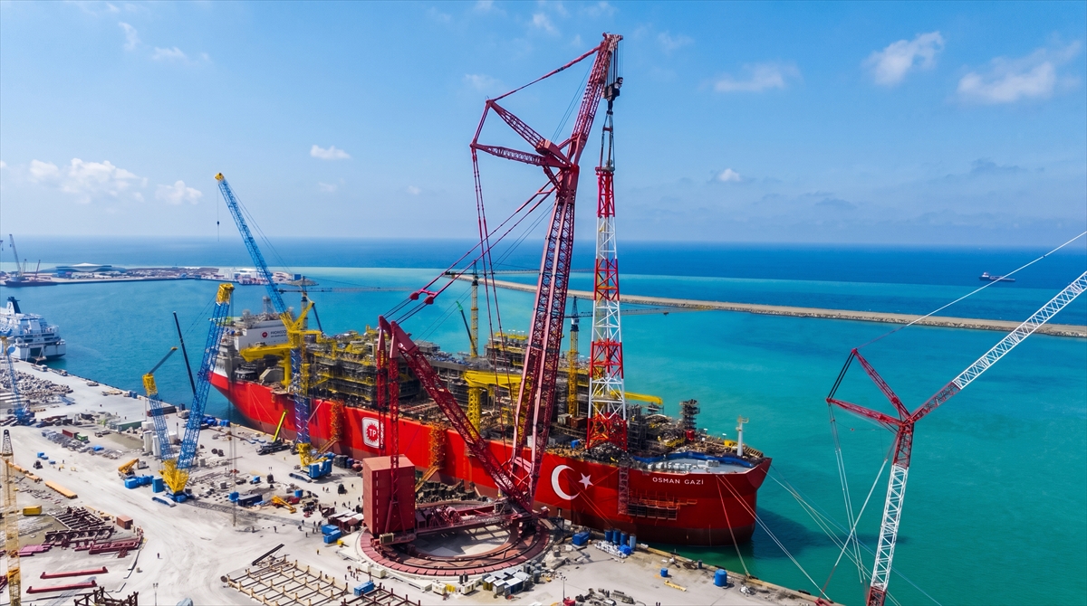 Osman Gazi Yüzer Üretim Platformu Karadeniz'de göreve bir adım daha yaklaştı