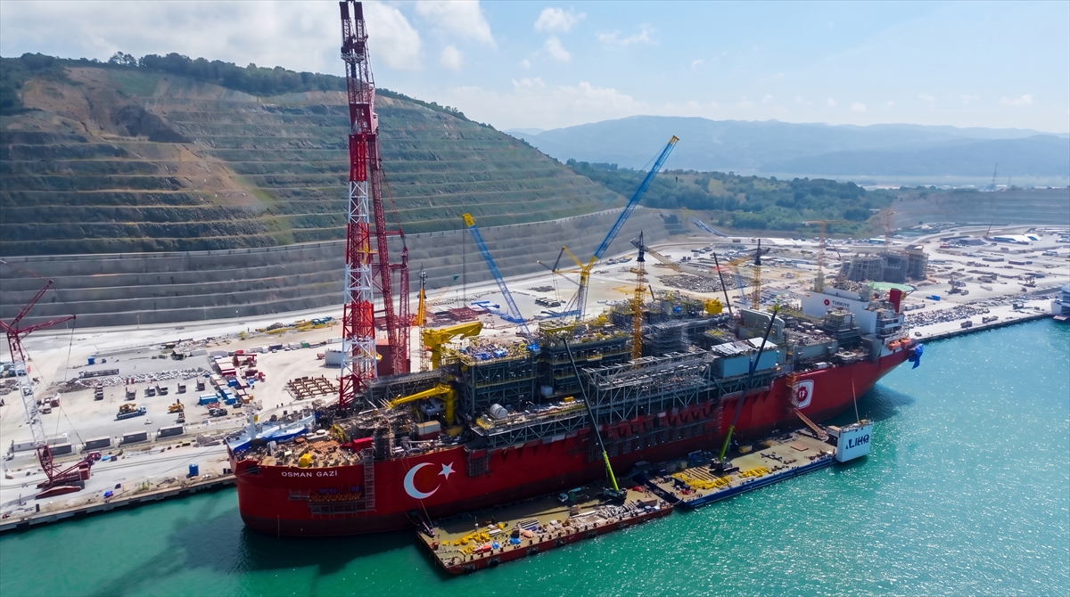 Osman Gazi Yüzer Üretim Platformu Karadeniz'de göreve bir adım daha yaklaştı