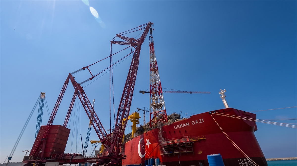 Osman Gazi Yüzer Üretim Platformu Karadeniz'de göreve bir adım daha yaklaştı