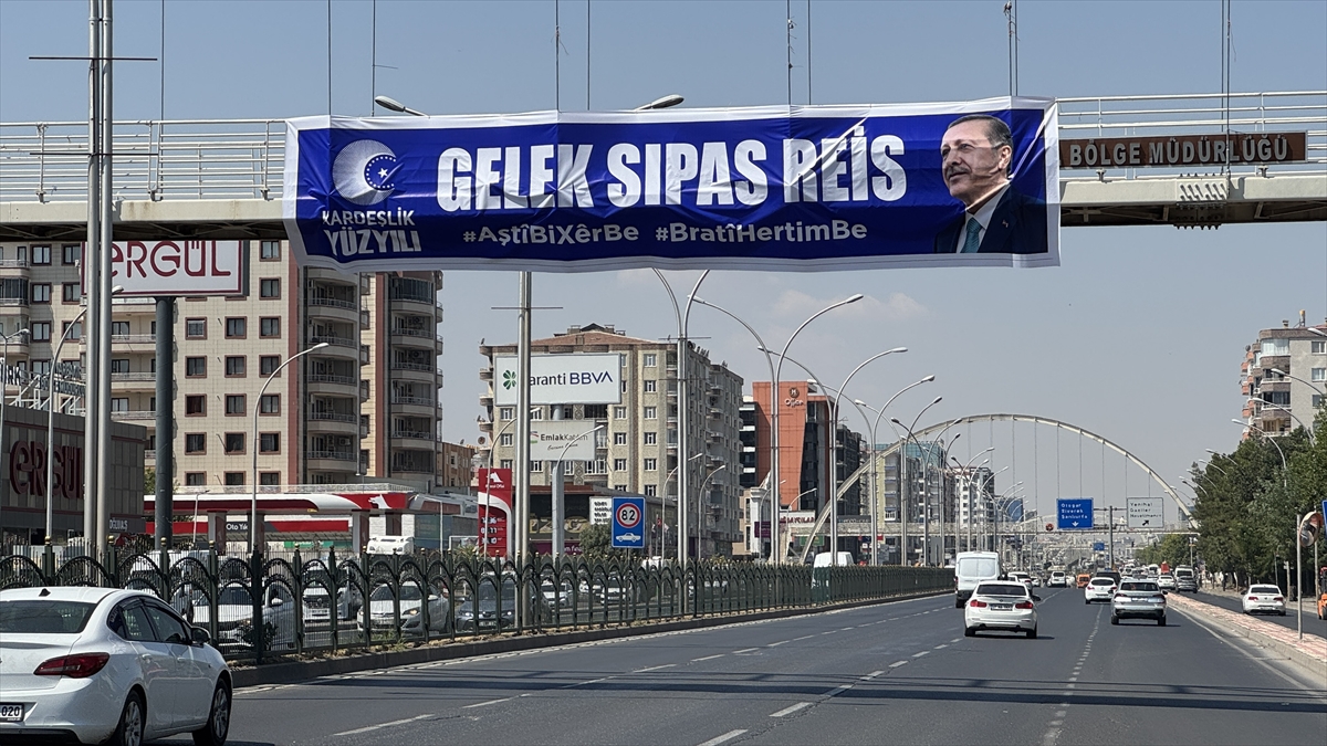 Cumhurbaşkanı Erdoğan'a teşekkür: Diyarbakır'dan pankart