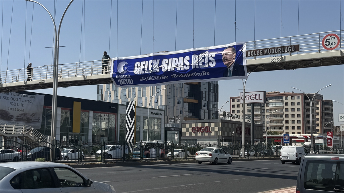 Cumhurbaşkanı Erdoğan'a teşekkür: Diyarbakır'dan pankart