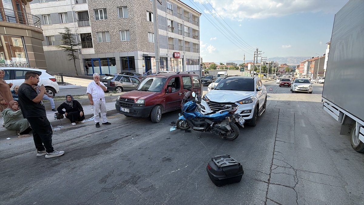 Eskişehir'deki motosiklet kazası güvenlik kamerasında: İki yaralı