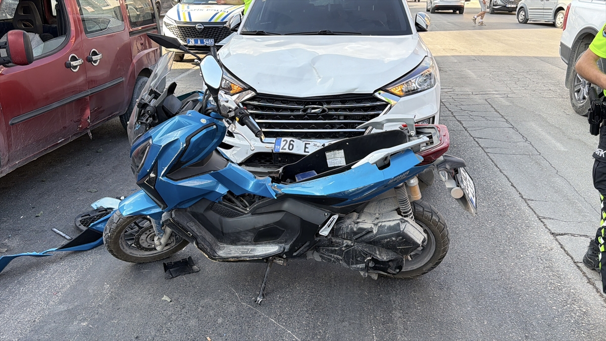 Eskişehir'deki motosiklet kazası güvenlik kamerasında: İki yaralı