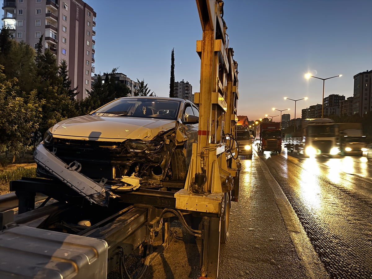 Adana'da 4 aracın karıştığı zincirleme kazada 3 yaralı