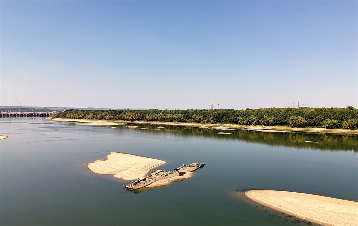 Sırbistan'da Tuna Nehri'nin su seviyesinin düşmesiyle savaş gemisi enkazı yeniden ortaya çıktı