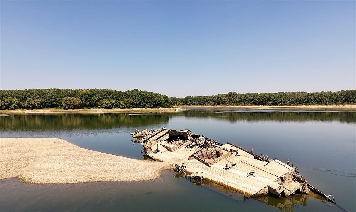 Sırbistan'da Tuna Nehri'nin su seviyesinin düşmesiyle savaş gemisi enkazı yeniden ortaya çıktı