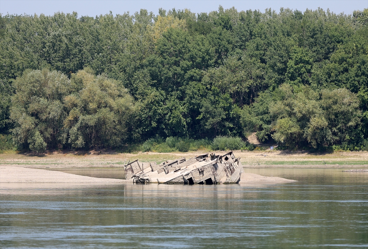 Sırbistan'da Tuna Nehri'nin su seviyesinin düşmesiyle savaş gemisi enkazı yeniden ortaya çıktı