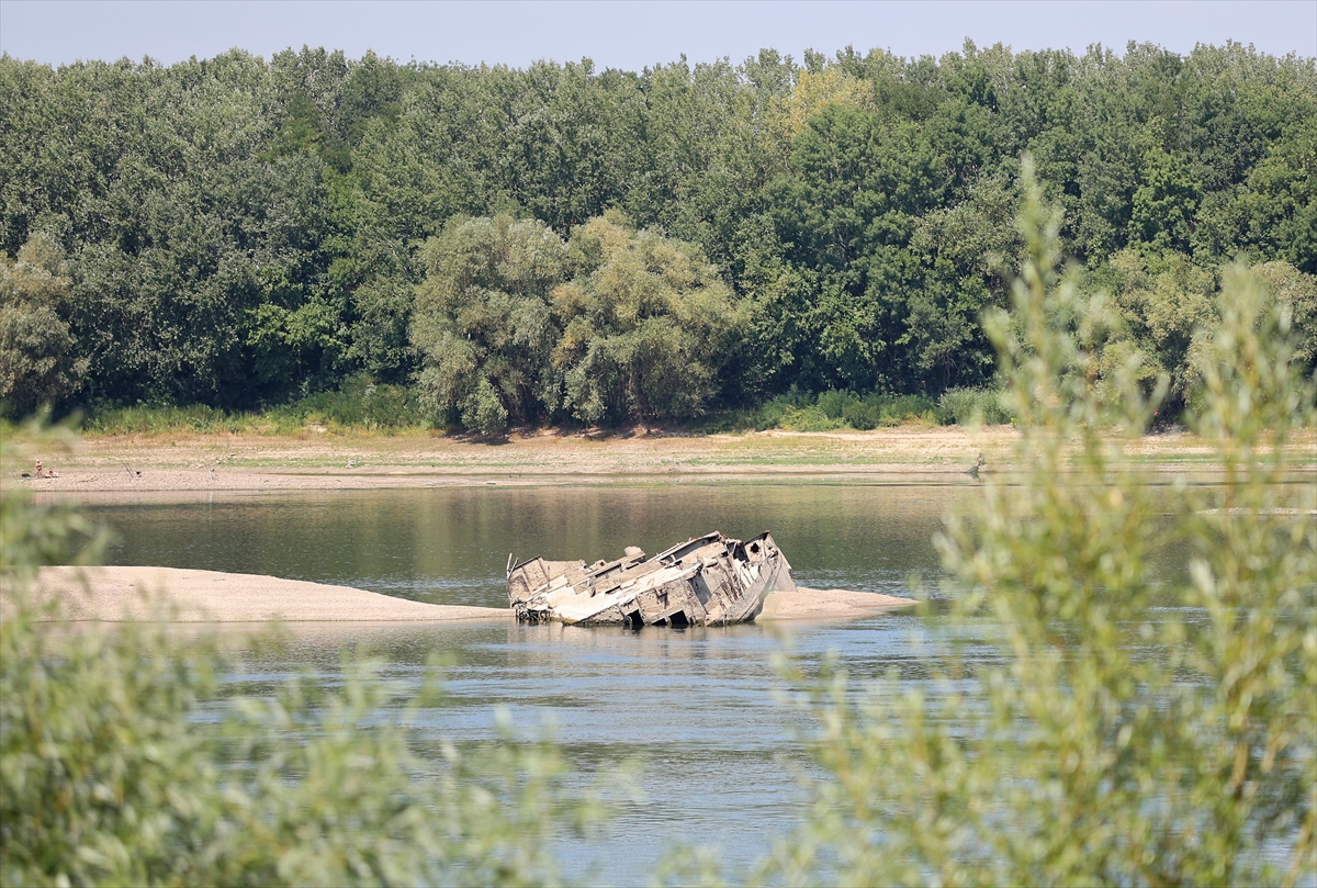 Sırbistan'da Tuna Nehri'nin su seviyesinin düşmesiyle savaş gemisi enkazı yeniden ortaya çıktı