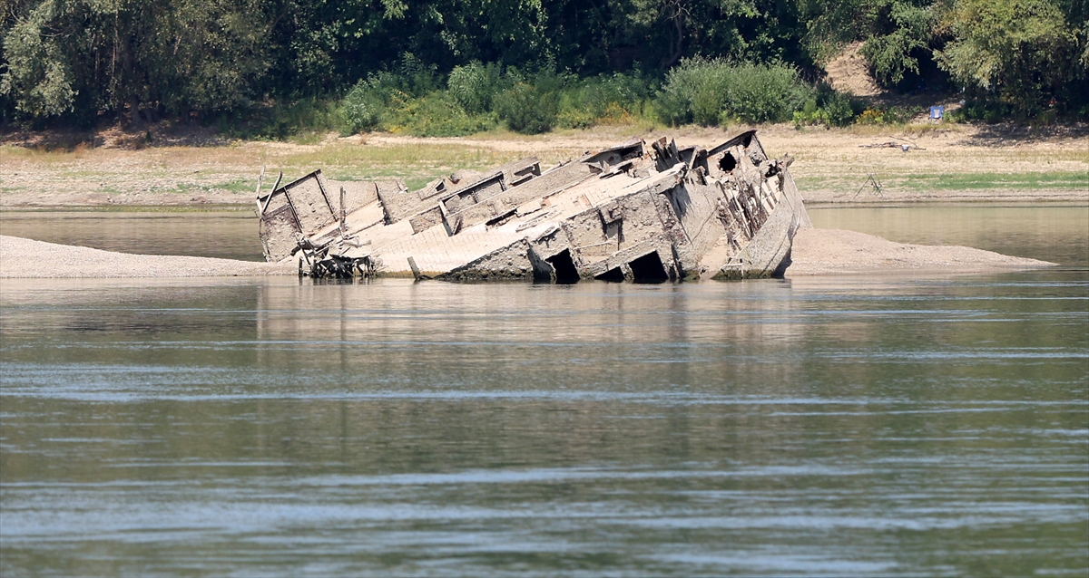 Sırbistan'da Tuna Nehri'nin su seviyesinin düşmesiyle savaş gemisi enkazı yeniden ortaya çıktı