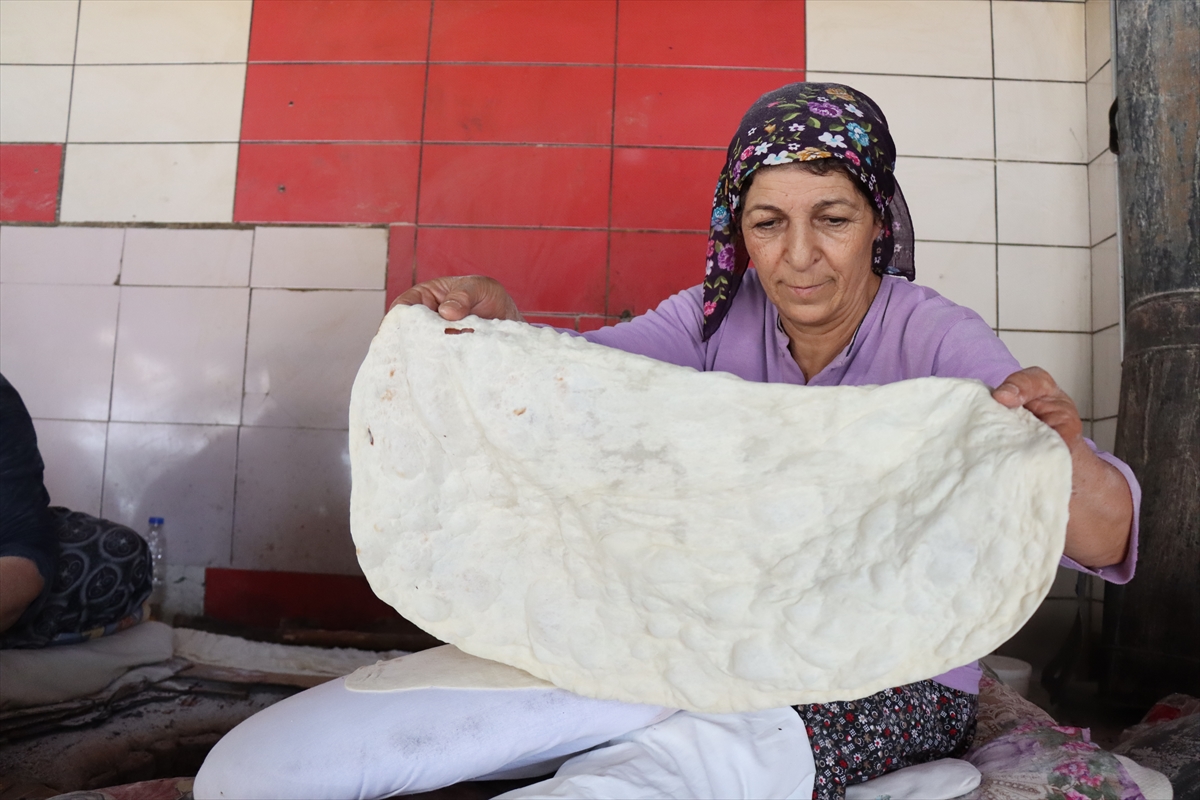 Erzincan'da kadınların kavurucu sıcaklarda tandır mesaisi