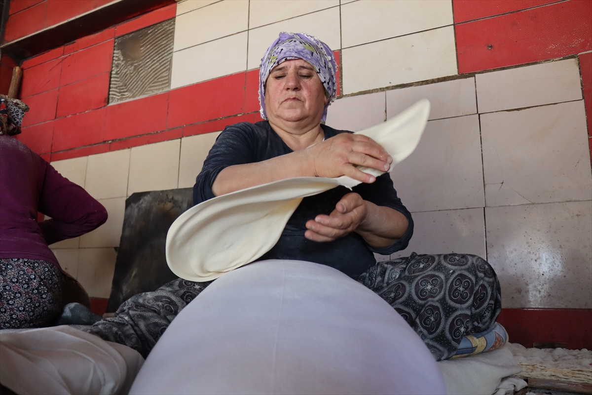 Erzincan'da kadınların kavurucu sıcaklarda tandır mesaisi