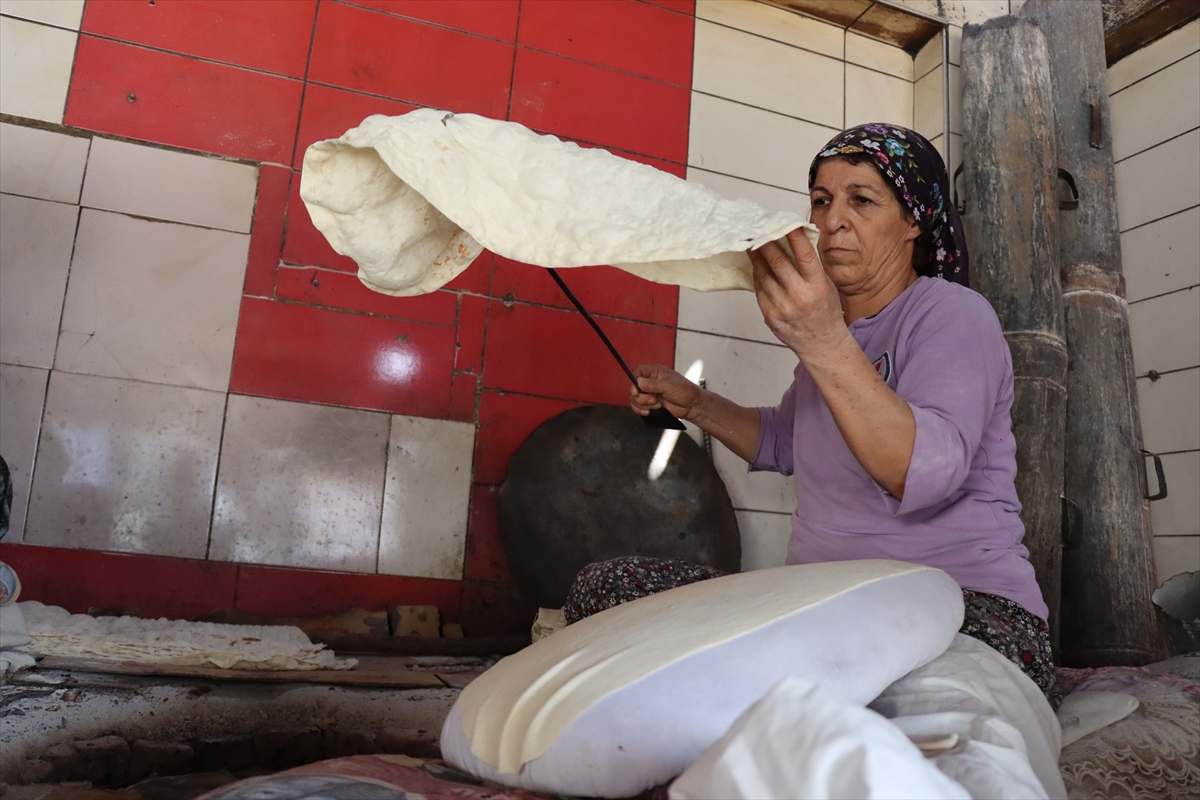 Erzincan'da kadınların kavurucu sıcaklarda tandır mesaisi
