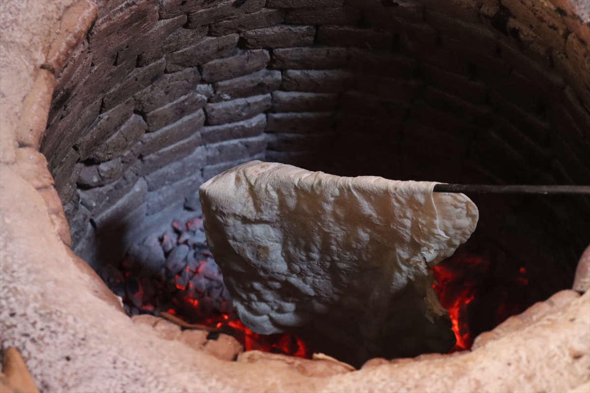 Erzincan'da kadınların kavurucu sıcaklarda tandır mesaisi
