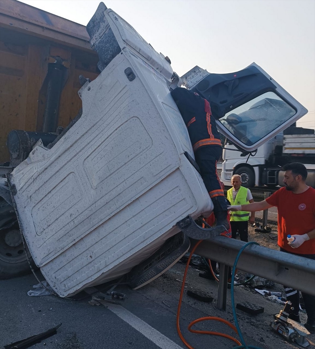 Sakarya'da tır kazası: Bir kişi öldü, bir kişi yaralandı