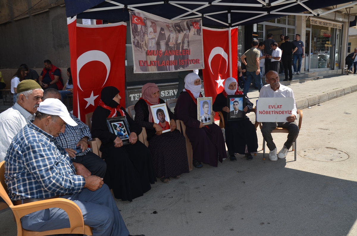 Muş'ta DEM Parti önünde aileler: Evlatlarımızı istiyoruz