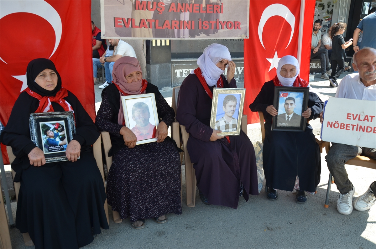 Muş'ta DEM Parti önünde aileler: Evlatlarımızı istiyoruz