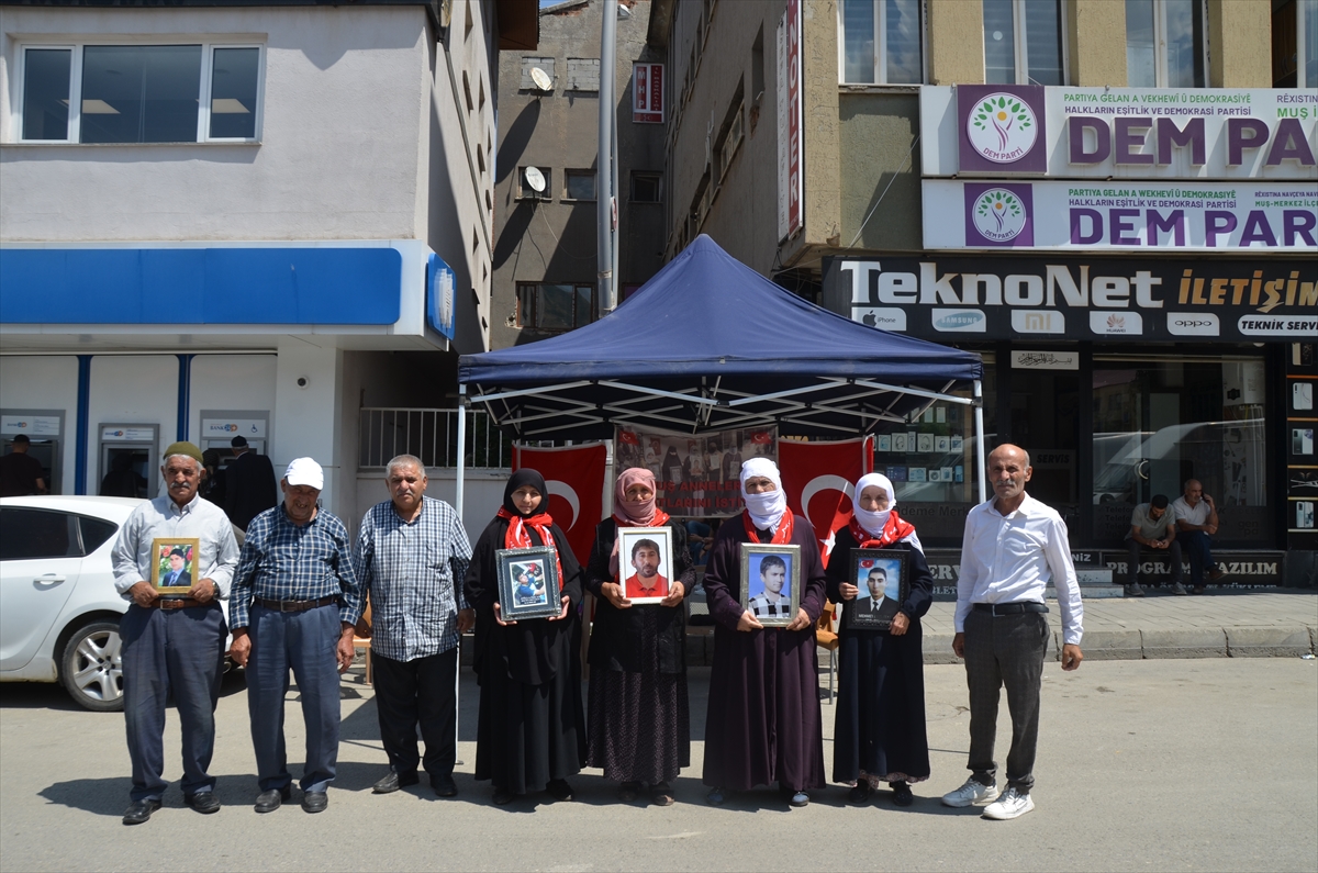 Muş'ta DEM Parti önünde aileler: Evlatlarımızı istiyoruz