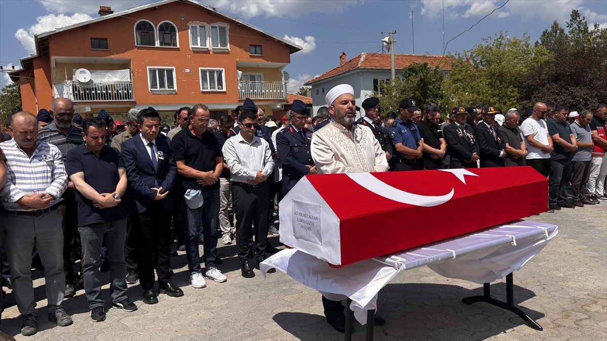 Kütahya'da traktör kazasında ölen Kıbrıs Gazisi defnedildi