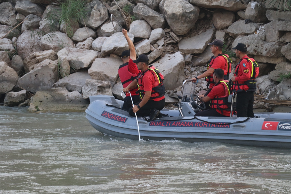 Adana Ceyhan Nehri'nde kaybolan 2 çocuğu arama sürüyor