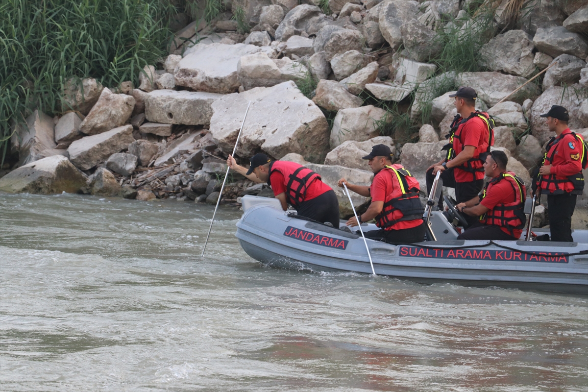 Adana Ceyhan Nehri'nde kaybolan 2 çocuğu arama sürüyor
