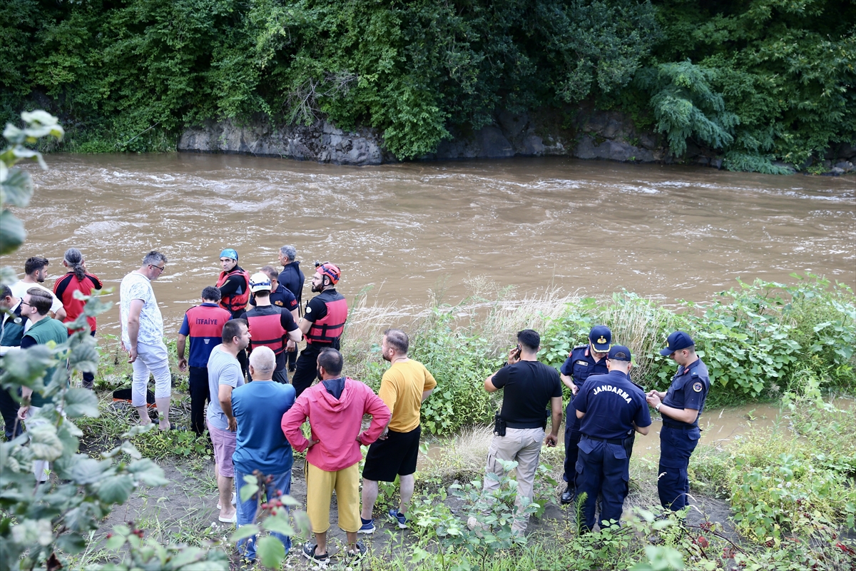 Giresun'da dereye kapılan aile: Bir kişi ölü, arama sürüyor