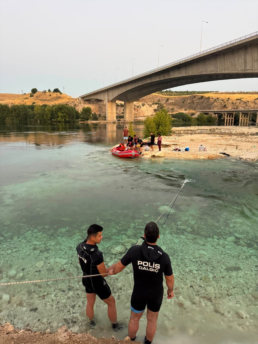 Adıyaman: Fırat Nehri'nde mahsur kalan 9 kişi kurtarıldı