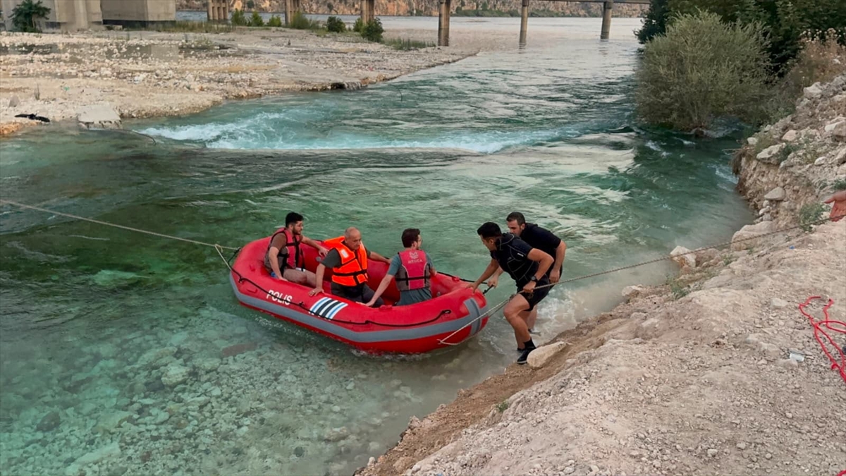Adıyaman: Fırat Nehri'nde mahsur kalan 9 kişi kurtarıldı