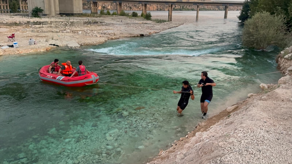 Adıyaman: Fırat Nehri'nde mahsur kalan 9 kişi kurtarıldı