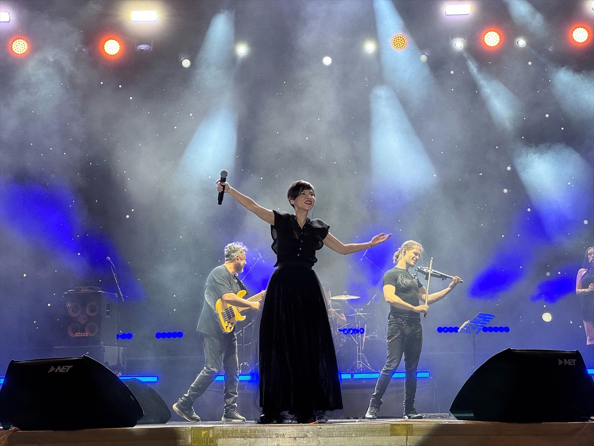 Aydilge: Kahramanmaraş'ta Uluslararası Fuar'da sahne aldı