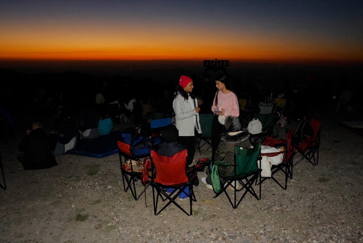 Erciyes'te Perseid meteor yağmuru: Gökyüzü tutkunları izledi